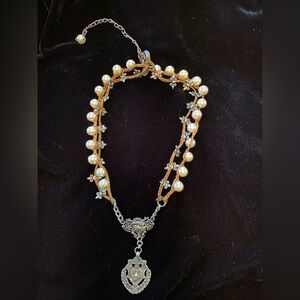 Ladies Victorian style necklace.